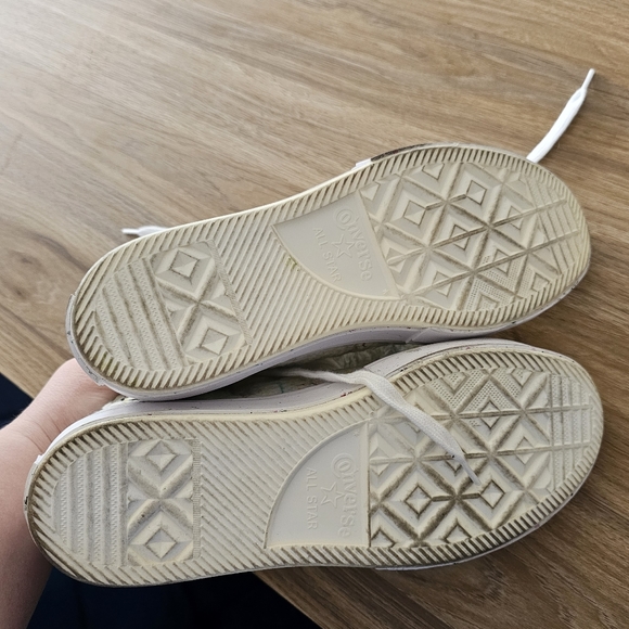 Converse unisex sizing- womens 9. - Picture 5 of 5